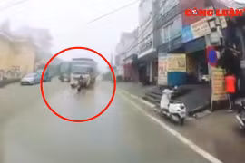 Video giao thông: Từ màn sương mù lao vút ra, xe tải tông trực diện 2 người đi xe máy