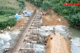 Bắc Kạn: Nguy hiểm "rình rập" trên những cây cầu thi công dang dở