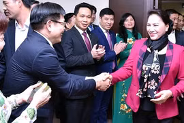 Chủ tịch Quốc hội thăm và chúc Tết tại Tổng cục Hải quan và Vietcombank