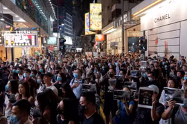Hong Kong biểu tình phản đối vụ bắn đạn thật vào học sinh