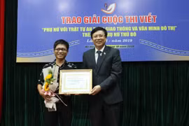 Trao giải cuộc thi viết “Phụ nữ với trật tự an toàn giao thông và văn minh đô thị”