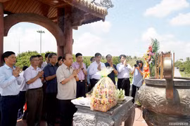 Thủ tướng Nguyễn Xuân Phúc dâng hương tưởng niệm các anh hùng liệt sĩ tại Thành cổ Quảng Trị