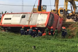 Xe giường nằm qua Hà Tĩnh bị lật trong đêm, 5 hành khách thương vong