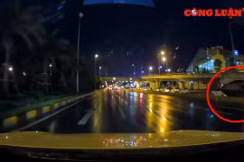 Video giao thông: Không làm chủ tốc độ, ô tô suýt lật vì đâm vào giải phân cách