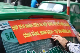 Hàng loạt taxi truyền thống dán khẩu hiệu đề nghị gắn hộp đèn lên xe công nghệ