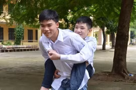 Nam sinh 4 năm tình nguyện cõng bạn đến trường