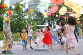 “Nắm tay con đi khắp muôn nơi”