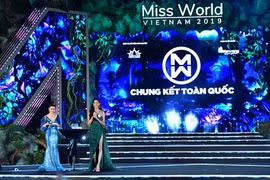 Người đẹp đăng quang Miss World Vietnam 2019 tỏa sáng từ mặt đất tới bầu trời