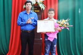 Thanh Hóa: Trao tặng bằng khen cho nam sinh nhặt được hơn 70 triệu đồng, trả lại người mất
