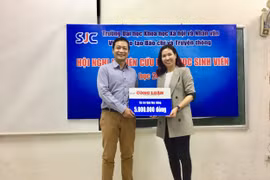 Báo Nhà báo & Công luận trao học bổng cho sinh viên tham gia nghiên cứu khoa học