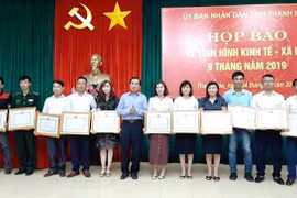 Thanh Hóa: Tặng bằng khen cho các Nhà báo tiên phong đi vào tâm bão tại xứ Thanh