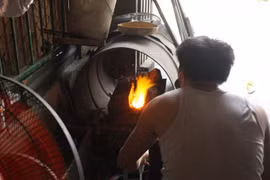 Nhọc nhằn mưu sinh bên “chảo lửa” giữa trưa hè
