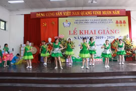 Hà Nội: Xúc động lễ khai giảng học sinh hát Quốc ca bằng tay