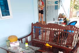 Uông Bí, Quảng Ninh: Doanh nghiệp nổ mìn làm đường, đá bắn thủng mái nhà dân