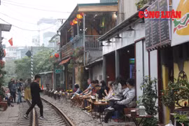 Hà Nội: Người dân đang đánh cược sinh mạng của mình với “Cafe đường tàu”