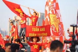 Hàng nghìn cổ động viên của hai đội Việt Nam và Thái Lan làm "nóng" sân Mỹ Đình