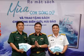 "Mùa con sóng dữ"- Những câu chuyện sâu sắc mà dung dị về biển đảo
