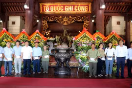 Báo Nhân Dân tặng quà thân nhân các liệt sĩ TNXP hy sinh ở Truông Bồn