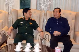 Bộ trưởng Ngô Xuân Lịch thăm, tặng quà Đại tướng Phùng Quang Thanh