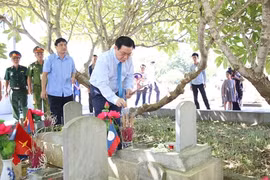 Phó Thủ tướng Vương Đình Huệ viếng các liệt sĩ tại Nghĩa trang Liệt sĩ quốc tế Việt- Lào