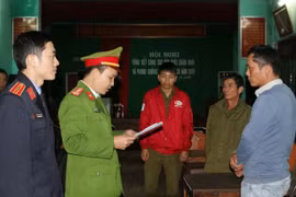 Quảng Bình: Bắt giữ 2 cha con tàng trữ trái phép gần 1 tấn pháo lậu