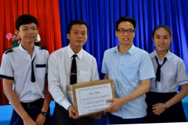 Phó Thủ tướng Vũ Đức Đam thăm và tặng quà học sinh dân tộc nội trú tỉnh Bạc Liêu
