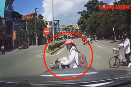 Video giao thông: Ô tô chạy tốc độ cao tông bay nữ sinh sang đường