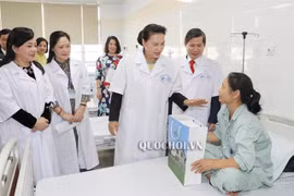 Chủ tịch Quốc hội thăm Bệnh viện Y học cổ truyền Trung ương