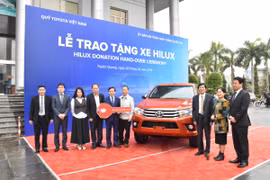 Quỹ Toyota Việt Nam trao tặng xe Hilux cho tỉnh Tuyên Quang