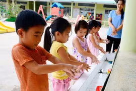 Khẩn trương triển khai phòng bệnh tay chân miệng mùa khai trường