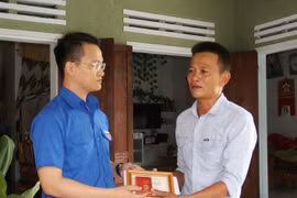 Đà Nẵng: Trao huy hiệu 'Tuổi trẻ dũng cảm' cho thanh niên cứu nhóm du khách gặp nạn