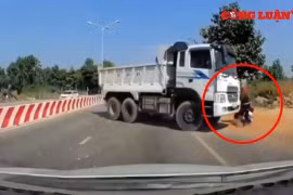 Video giao thông: Xe ben đi ngược chiều gây họa cho người lái xe máy