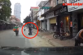Video giao thông: Mẹ bất cẩn để con vặn tay ga khiến cả 2 suýt mất mạng