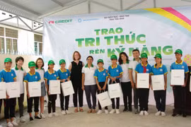 FE CREDIT trao học bổng tại tỉnh Trà Vinh