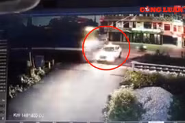 Video giao thông: Tàu hỏa húc bay ôtô chở Phó Bí thư huyện ở Thanh Hóa