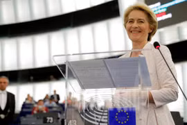 Bà von der Leyen chính thức trở thành Chủ tịch nữ đầu tiên của EC