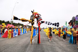 Bờ biển Bãi Cháy sôi động tưng bừng với màn diễu hành Carnaval dịp nghỉ lễ 30/4, 1/5