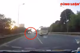 Video giao thông: Tài xế taxi liều mạng chạy ngược chiều trên Đại lộ Thăng Long
