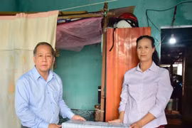 Chủ tịch UBND tỉnh Thừa Thiên Huế thăm người dân làng Rồng bị thiệt hại nặng nề trong trận “Đại Hồng Thủy” năm 1999