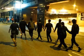 8 người biểu tình ở Hong Kong đầu hàng cảnh sát