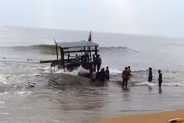 Kịp thời ứng cứu 3 ngư dân trên tàu cá bị chìm trên biển Hà Tĩnh