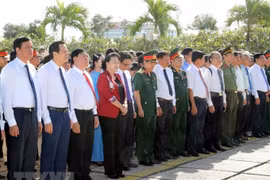 Chủ tịch Quốc hội dâng hương tưởng niệm các Anh hùng Liệt sĩ tại Vĩnh Long