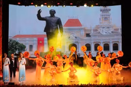 “Sáng mãi tên Người - Hồ Chí Minh”