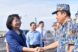 Phó Chủ tịch nước thăm, tặng quà Vùng 2 Hải quân