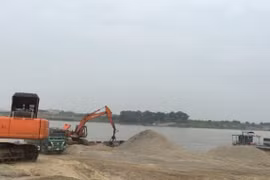 Kim Động (Hưng Yên): Cơ quan chức năng làm ngơ, bến bãi ngang nhiên hoạt động trong mùa mưa lũ