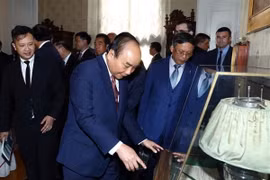 Thủ tướng thăm Khu lưu niệm Lenin và Chiến hạm Rạng Đông tại Saint Petersburg