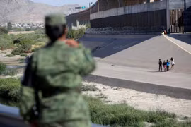 Mexico: Lượng người di cư tới biên giới Mỹ giảm 40%