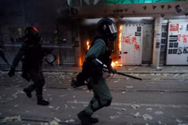 Hong Kong: Cảnh sát bắn đạn thật vào một thiếu niên