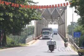 Phú Thọ: Cấm các loại phương tiện có trọng tải từ 18 tấn trở lên qua cầu Phong Châu
