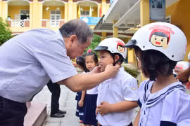 Huế: Chủ tịch tỉnh đến thăm các trường ngập lũ, phải đóng cửa ngày khai giảng